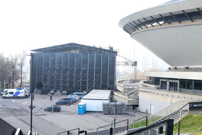 Scena Sylwestra z Dwójką TVP w trakcie budowy