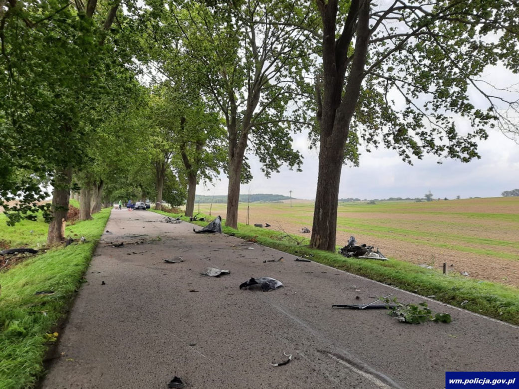 Tragiczny wypadek porsche w Olszewie. Auto spłonęło, dwaj biznesmeni nie żyją [ZDJĘCIA]
