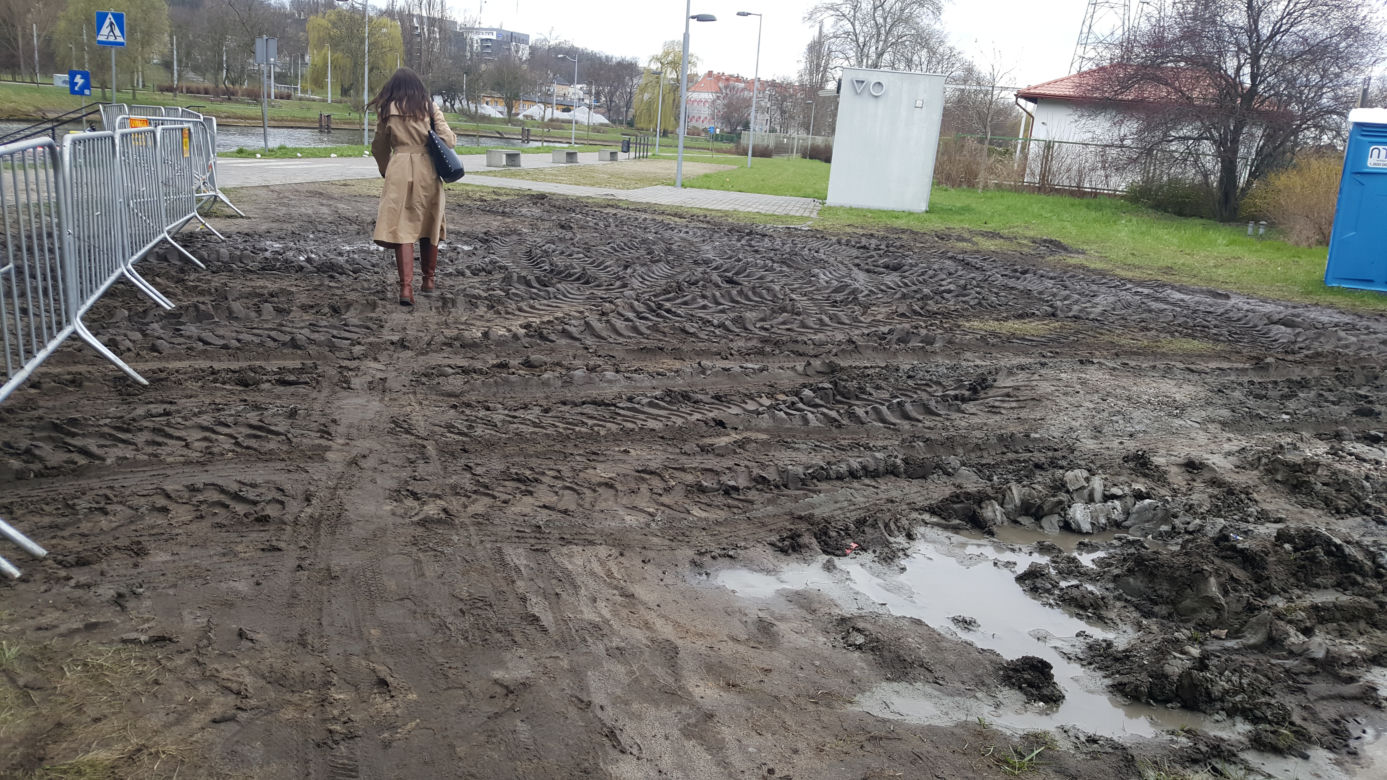 Piesi brodzą w błocie pod Mostem Uniwersyteckim w Bydgoszczy