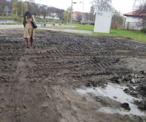 Piesi brodzą w błocie pod Mostem Uniwersyteckim w Bydgoszczy