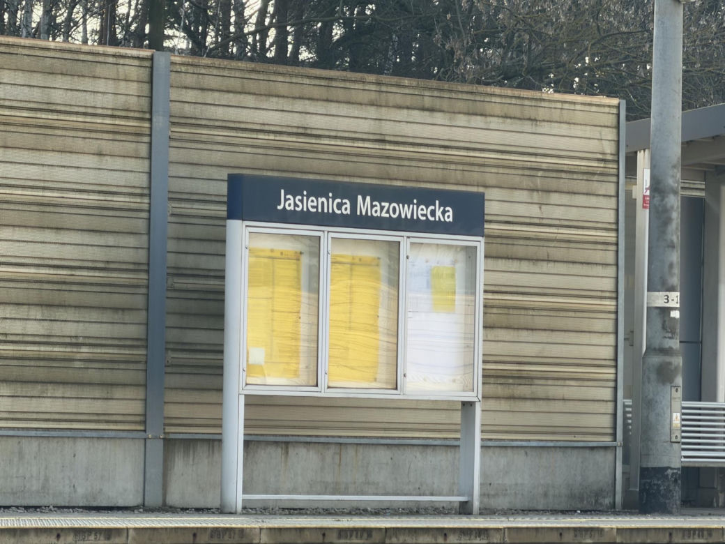 Zignorowała opuszczone rogatki, z torów zmiótł ją nadjeżdżający pociąg. Dramat w Jasiennicy Mazowieckiej