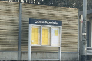 Zignorowała opuszczone rogatki, z torów zmiótł ją nadjeżdżający pociąg. Dramat w Jasiennicy Mazowieckiej