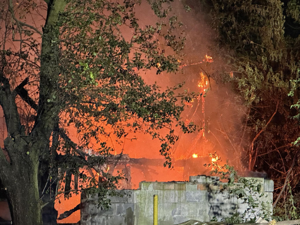 Potężny pożar na Woli w Warszawie. Cały budynek w ogniu. Przerażający widok