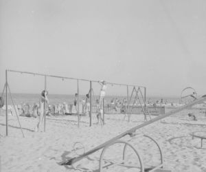 Plażowa moda sprzed lat. Tak wypoczywały nad morzem poprzednie pokolenia [ZDJĘCIA ARCHIWALNE]