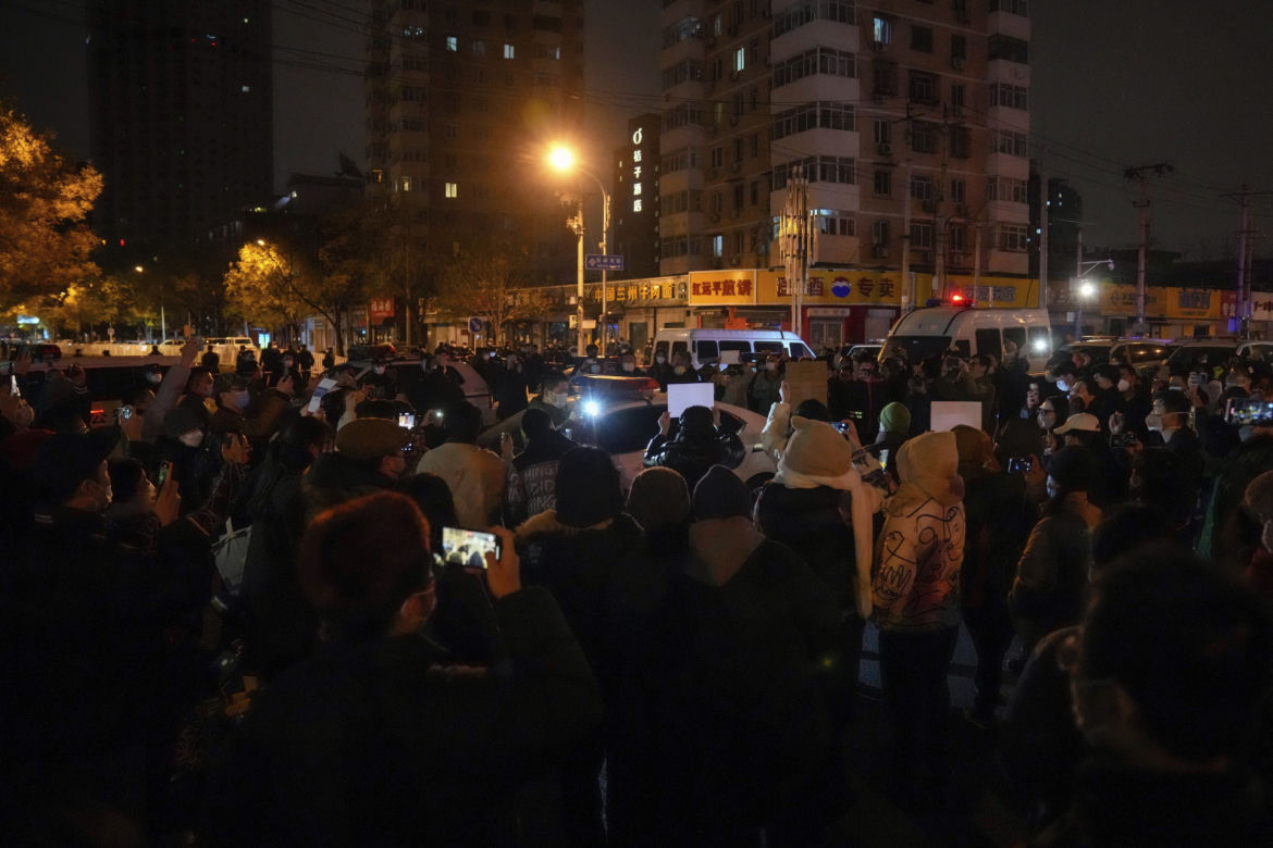 Wielkie demonstracje przeciwko restrykcjom covidowym! "Chcę swobodnie wychodzić, ale nie mogę"