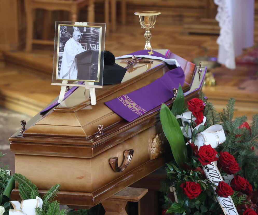Trumna z portretem księdza Stanisława podczas pogrzebu w Grzęsce. O uroczystościach przeczytasz w Eska Rzeszów.