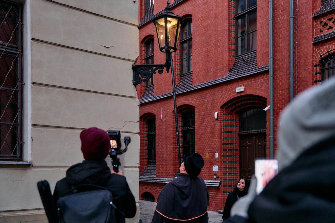Wrocławski latarnik zapala 99 lamp gazowych