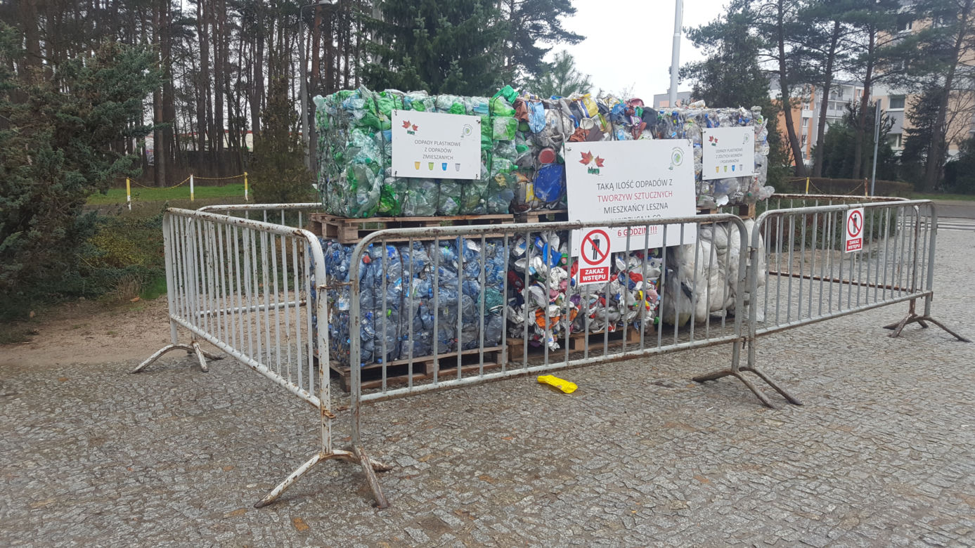 Hałda śmieci przy szkole