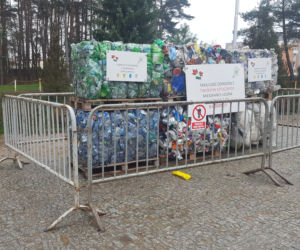 Hałda śmieci przy szkole