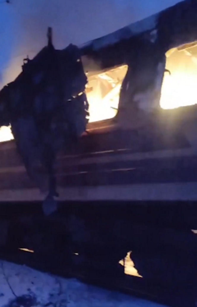 Cztery osoby zginęły w ataku rosyjskich dronów na pociąg w obwodzie charkowskim