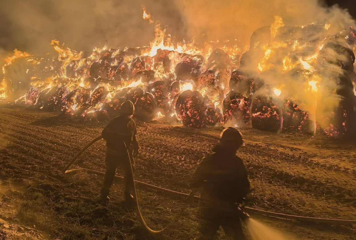 Pożar na polu. Spłonęło 1000 balotów słomy