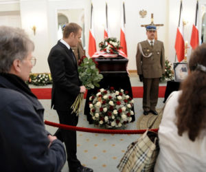 Premier Tusk na warcie przy trumnie prezydenta Kaczyńskiego