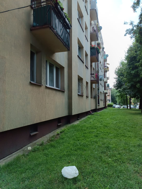Uwierzyła oszustom, straciła oszczędności życia. Seniorka spakowała pieniądze w reklamówkę i wywiesiła je za drzwiami mieszkania