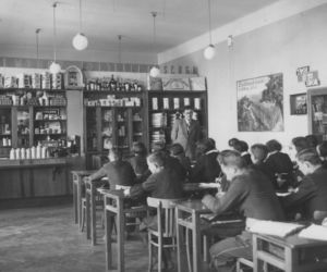 Uczniowie Gimnazjum Kupieckiego Towarzystwa Szkoły Ludowej w Rzeszowie podczas lekcji 1939 r.