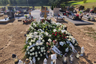 Miliony łez i złamane serca po tragedii pod Emilianowem. Grób tragicznie zmarłej rodziny tonie w morzu kwiatów [ZDJĘCIA]