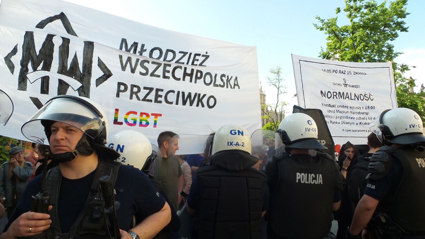 Gigantyczne siły policji zabezpieczały Marsz Równości i kontrmanifestacje w Krakowie