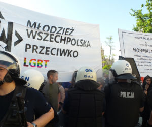 Gigantyczne siły policji zabezpieczały Marsz Równości i kontrmanifestacje w Krakowie