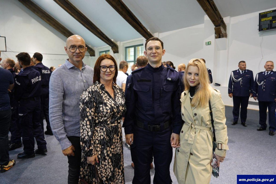 Ślubowanie nowych policjantów w Olsztynie. W szeregi wstąpiło 47 funkcjonariuszy [ZDJĘCIA]