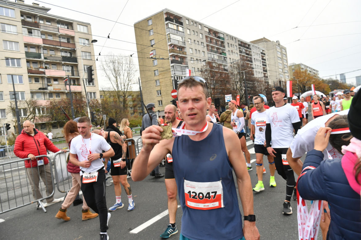 Uczestnicy Biegu Niepodległości 2022 w Warszawie
