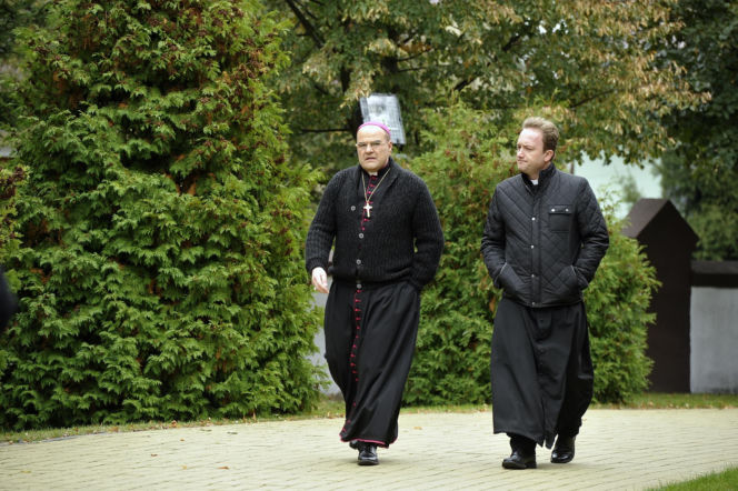 Zborowski i Żak żartują w temacie Rancza. Serialowi biskupi rozbawili fanów