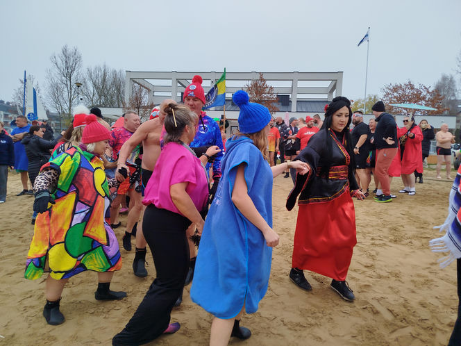 Mazowieckie Morsy otworzyły sezon morsowania 2025/2026 nad zalewem w Siedlcach