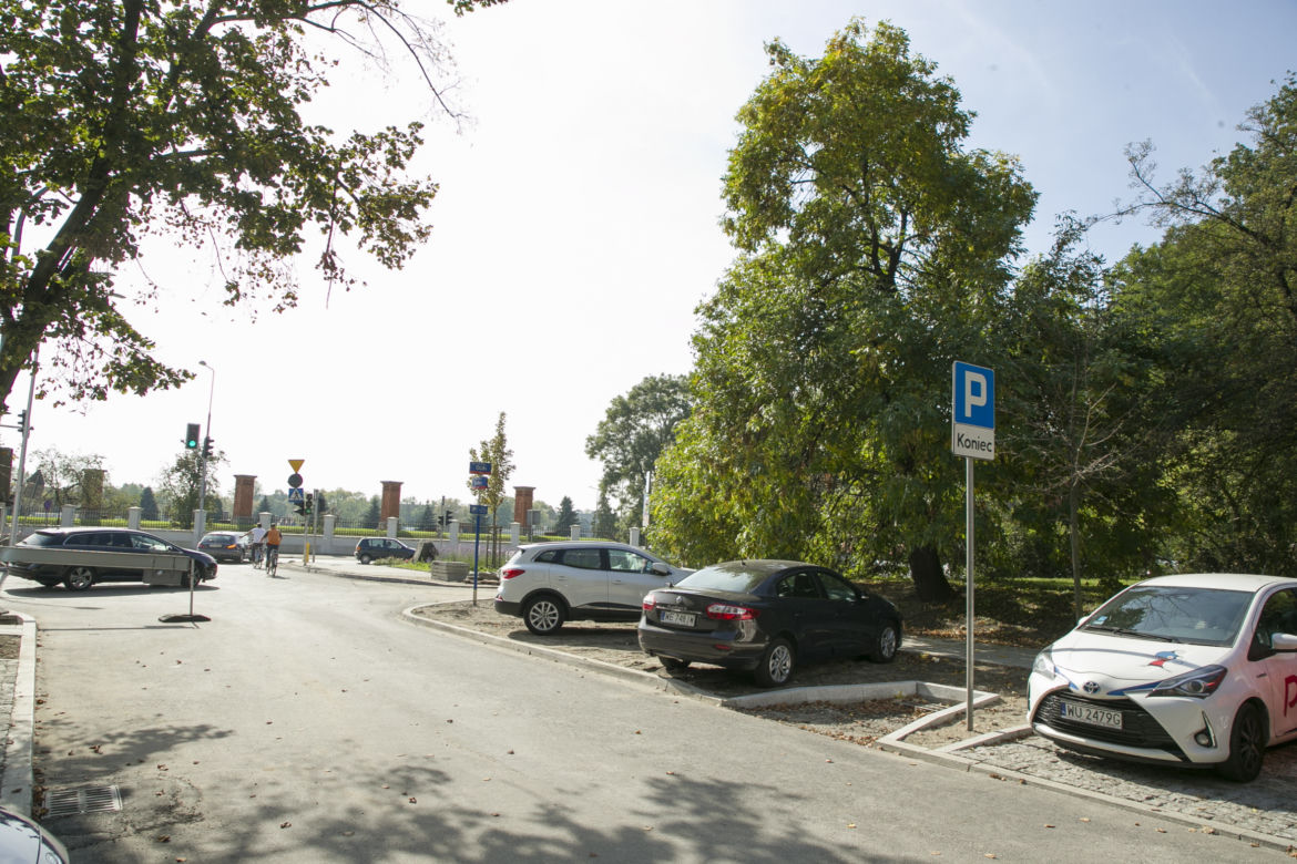Zminejszyli parking pod szpitalem
