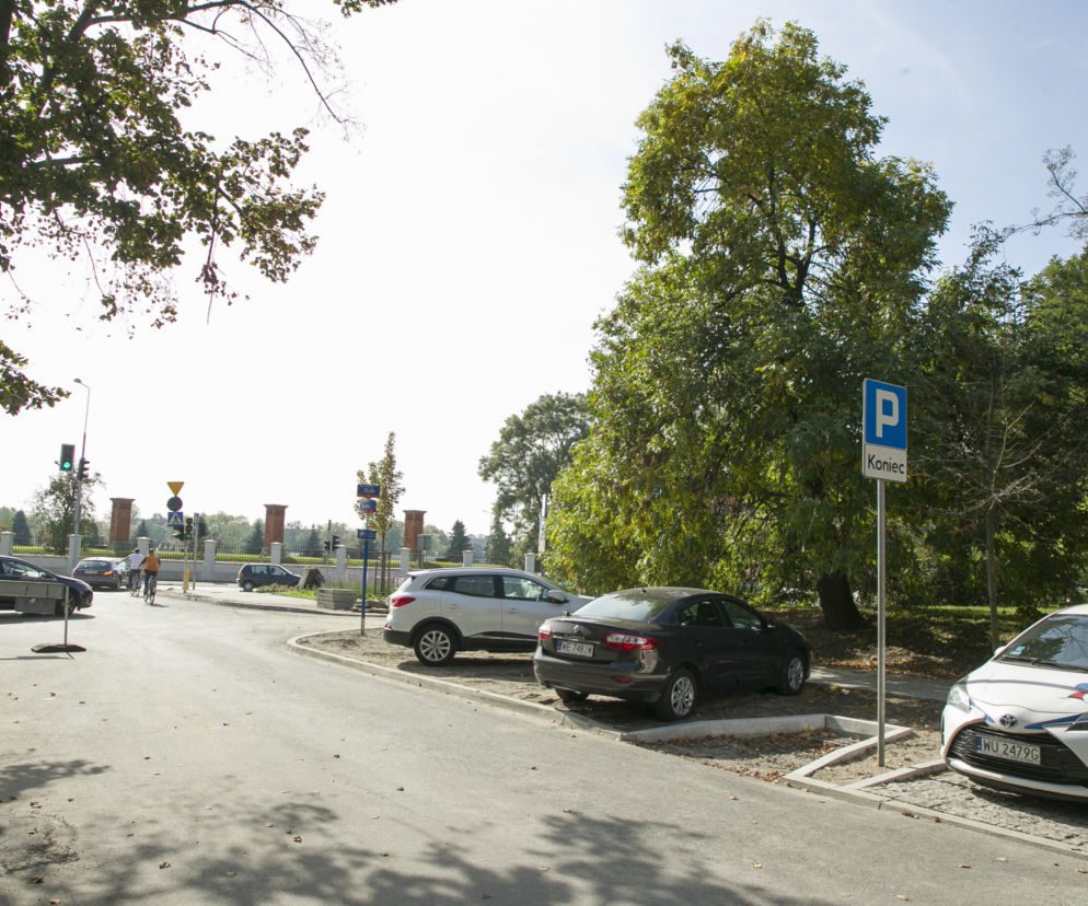 Zminejszyli parking pod szpitalem
