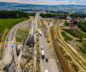 Coraz więcej asfaltu na zakopiance. Zdjęcia lotnicze robią piorunujące wrażenie!