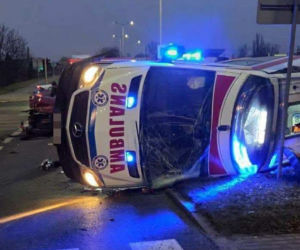 Zderzenie auta osobowego z karetką w Ostrowcu. Cztery osoby są poszkodowane