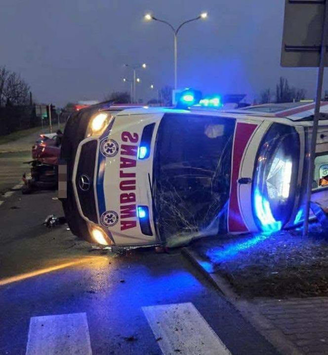 Zderzenie auta osobowego z karetką w Ostrowcu. Cztery osoby są poszkodowane
