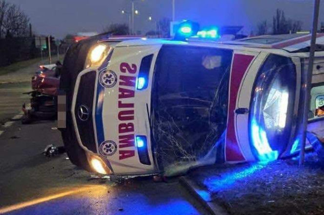 Zderzenie auta osobowego z karetką w Ostrowcu. Cztery osoby są poszkodowane