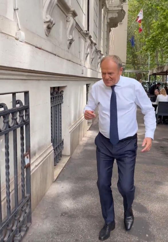 Premier Tusk skoczył na włoską pizzę! "Pizza for Donald!"