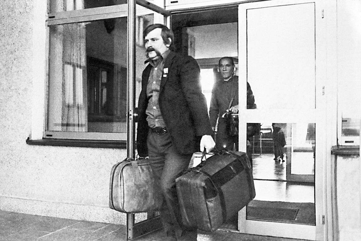 Internowany Wałęsa wypił 289 butelek wódki