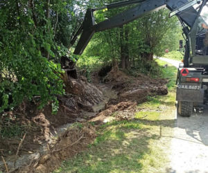 Żołnierze odbudowują drogi po powodzi