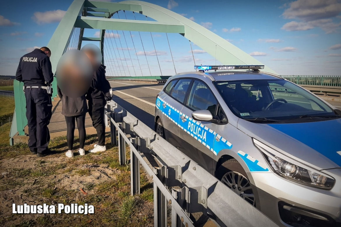 Weszli na przęsło ogromnego wiaduktu w Świebodzinie! Jeden podmuch wiatru mógł doprowadzić do wielkiej tragedii [ZDJĘCIA]