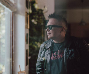 Oto recenzja książki Chłopaki (nie) płaczą. To wywiad-rzeka z Muńkiem Staszczykiem 