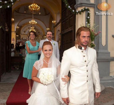 Burza. Damian (William Levy), Esthercita (Laura Carmine), Fulgencio (Cesar Evora)