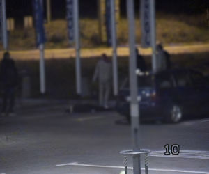 Skatowali Maćka na parkingu przed sklepem