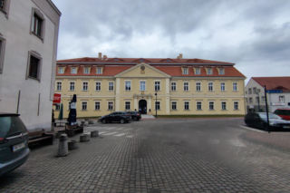To miasto ma jeden z najstarszych rynków na Śląsku. Zachwyca zabytkowymi kamienicami i ratuszem
