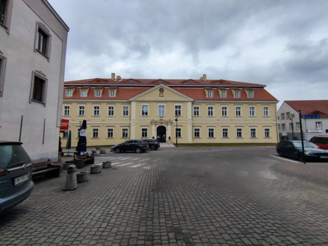 To miasto ma jeden z najstarszych rynków na Śląsku. Zachwyca zabytkowymi kamienicami i ratuszem