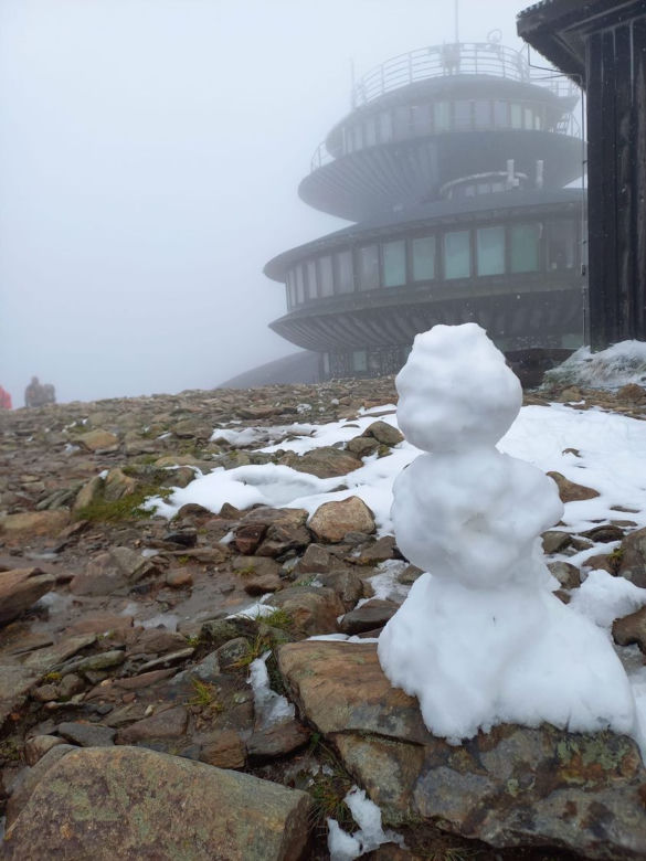 Śnieżka w śniegu. We wrześniu spadł pierwszy śnieg