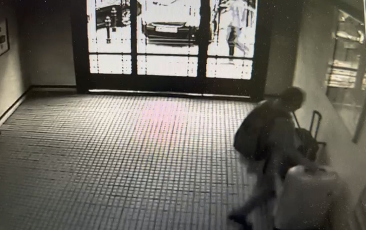 Ukradł walizki z klatki schodowej. Przed policją schował się... pod łóżko