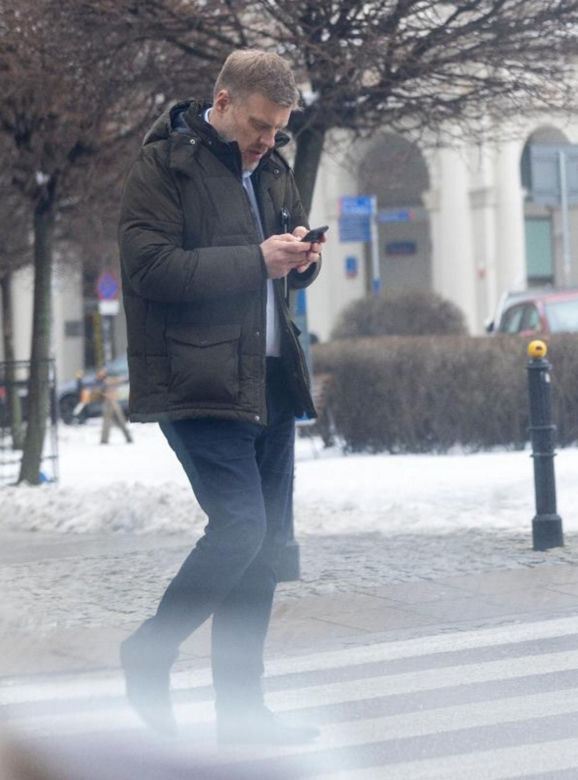 Adrian Zandberg na pasach z nosem w telefonie