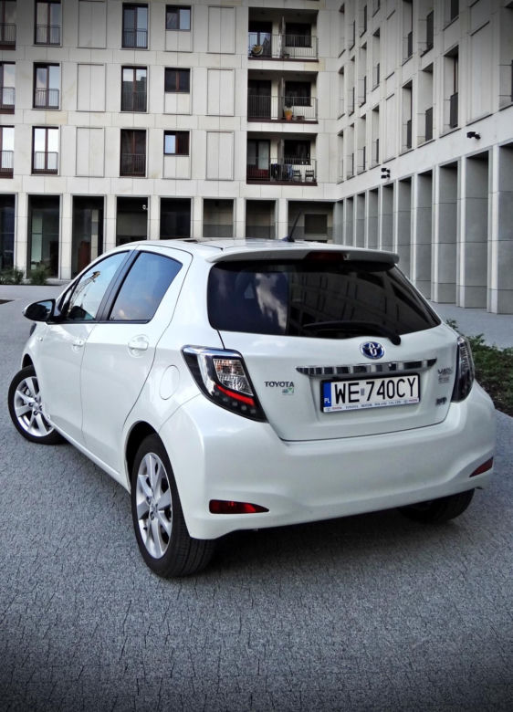 Toyota Yaris Hybrid 100