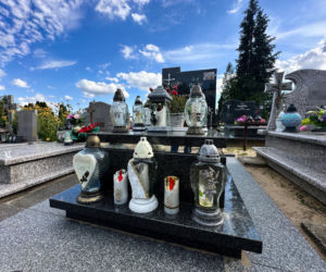 Dwa gołębie na grobie zamordowanych przez córkę rodziców. Ten znak poruszył Ostródę