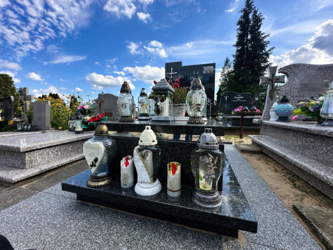 Dwa gołębie na grobie zamordowanych przez córkę rodziców. Ten znak poruszył Ostródę