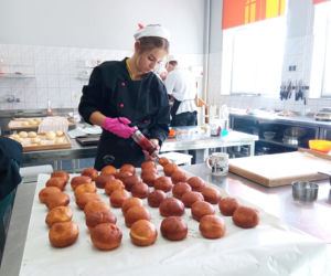 Warsztaty pieczenia pączków w grudziądzkim gastronomiku
