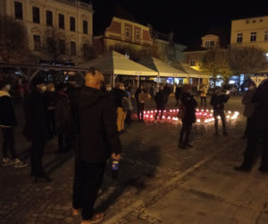 Strajk Kobiet w Lesznie ze zniczami w tle