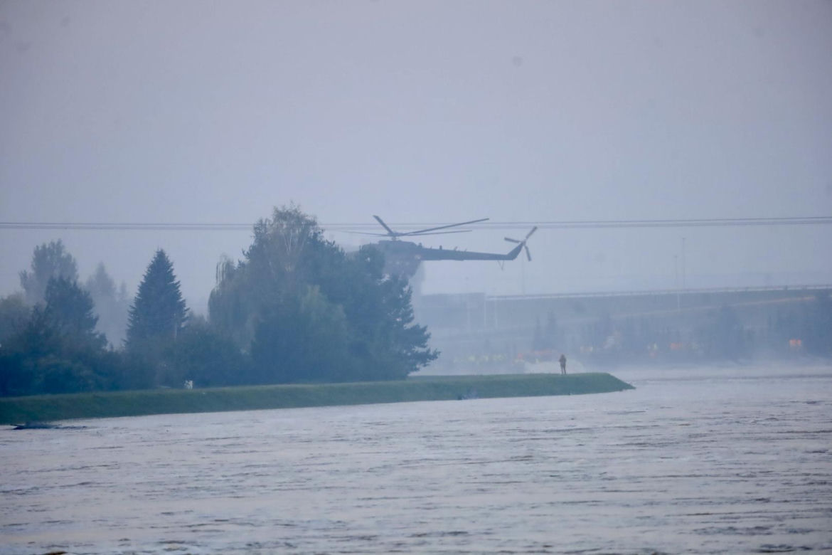 Powódź w Nysie. Wał przy Wyspiańskiego uszczelniony