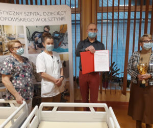 Szpital dziecięcy otrzymał specjalistyczne łóżka. To zasługa policjanta z Olsztyna